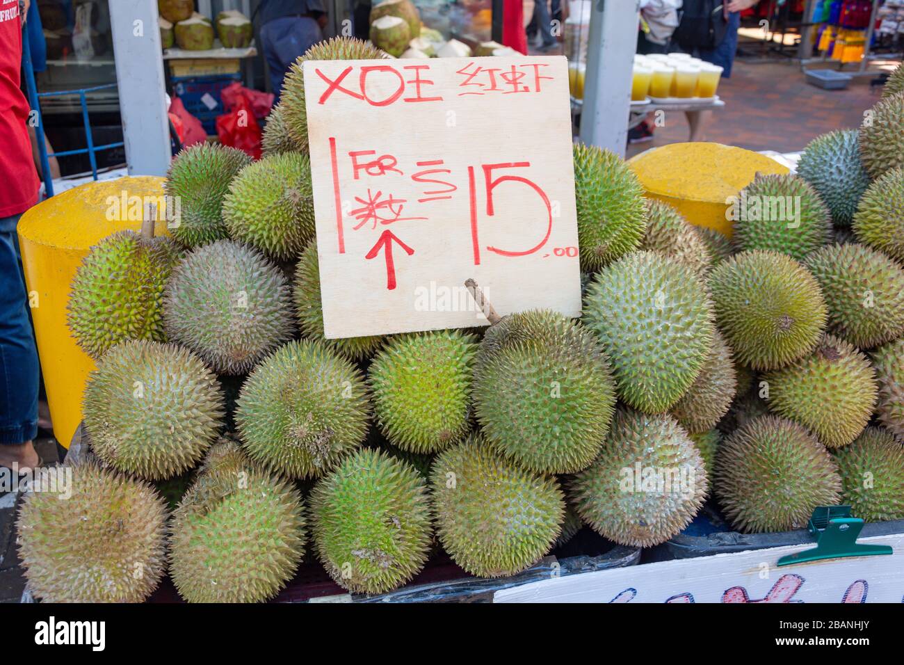 Frutta Durian in vendita su stallo, Temple Street, Chinatown, zona centrale, Repubblica di Singapore Foto Stock