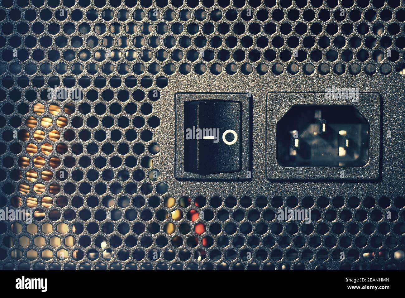 Connettore di alimentazione e interruttore di accensione/spegnimento dell'unità di sistema del computer Foto Stock