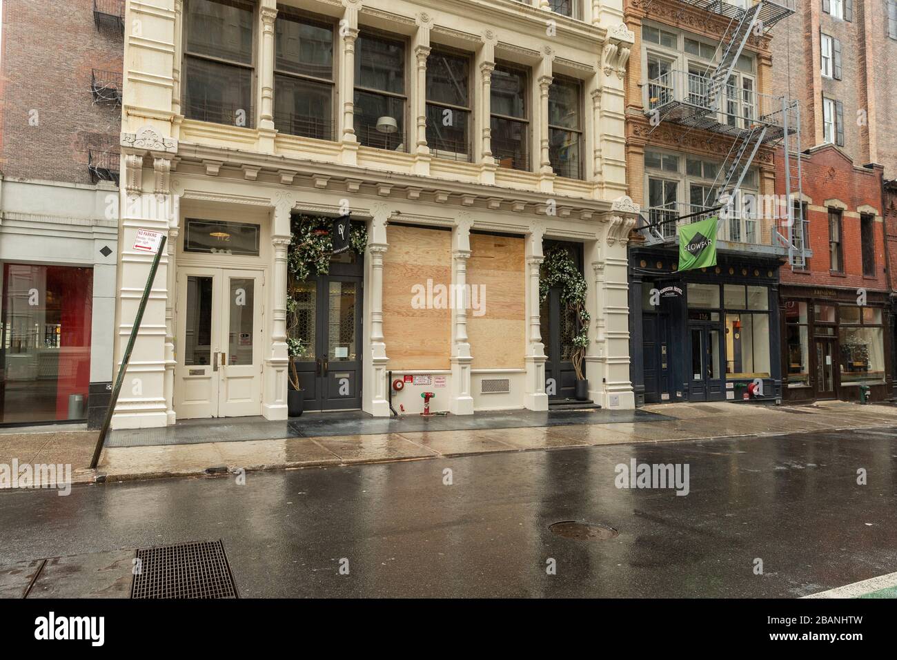 New York, NY - 28 marzo 2020: Alcuni negozi di fascia alta come David Yurman su Prince Street imbarco con finestre di legno compensato e ingressi per impedire il saccheggio a Manhattan Foto Stock