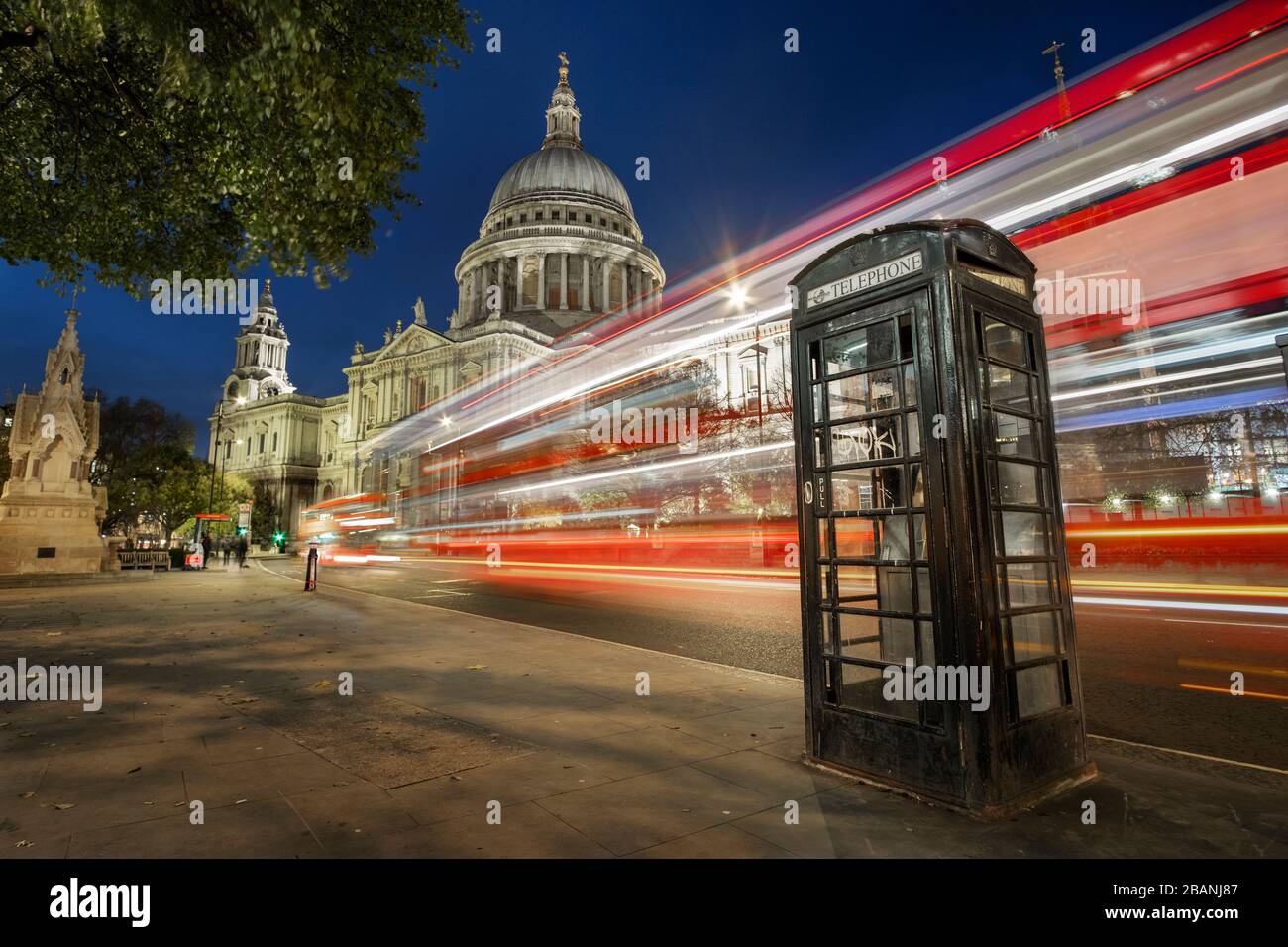 Prove di luce dell'autobus dalla scatola telefonica nera, St. Pauls, Londra Foto Stock