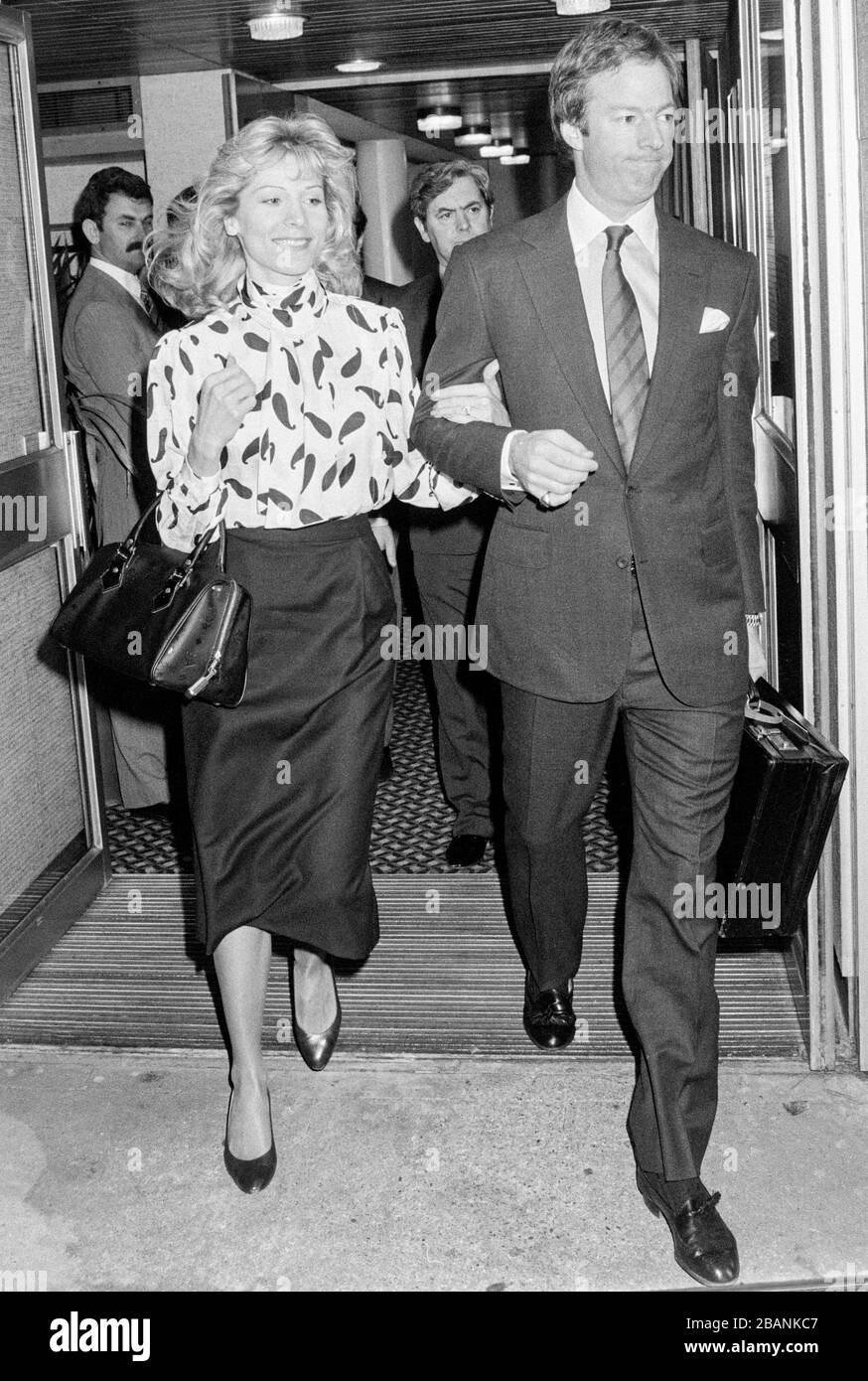 Mark Thatcher e la sua prima moglie Diane Burgdorf lasciano l'aeroporto Heathrow di Londra nel febbraio 1987. Foto Stock