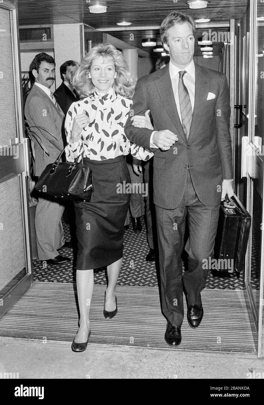Mark Thatcher e la sua prima moglie Diane Burgdorf lasciano l'aeroporto Heathrow di Londra nel febbraio 1987. Foto Stock
