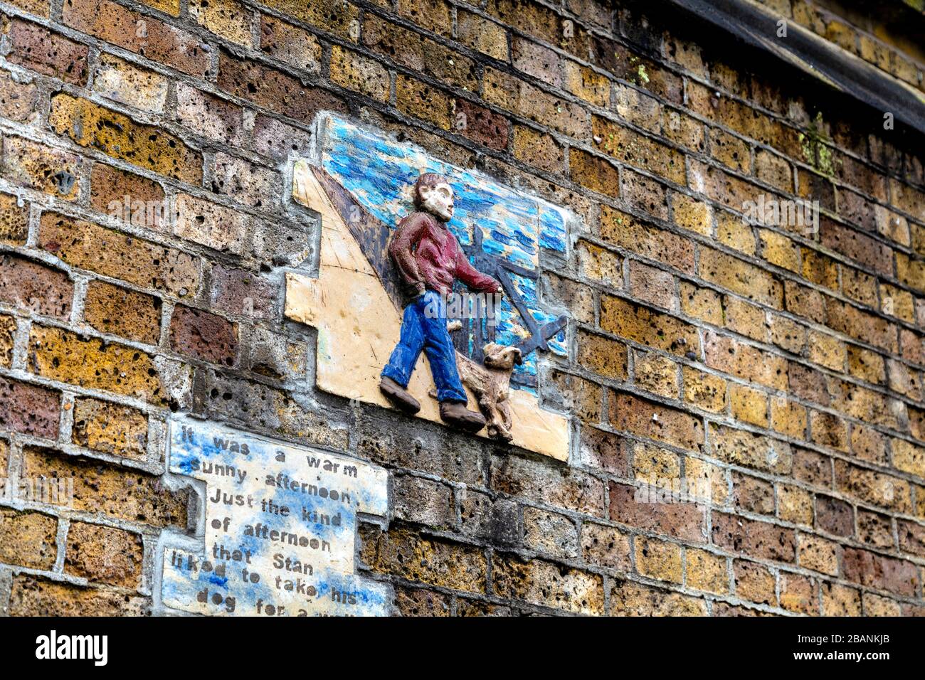 "A Thames tale" Wall art di Amanda Hinge a Greenwich on the Thames Path, Londra, Regno Unito Foto Stock