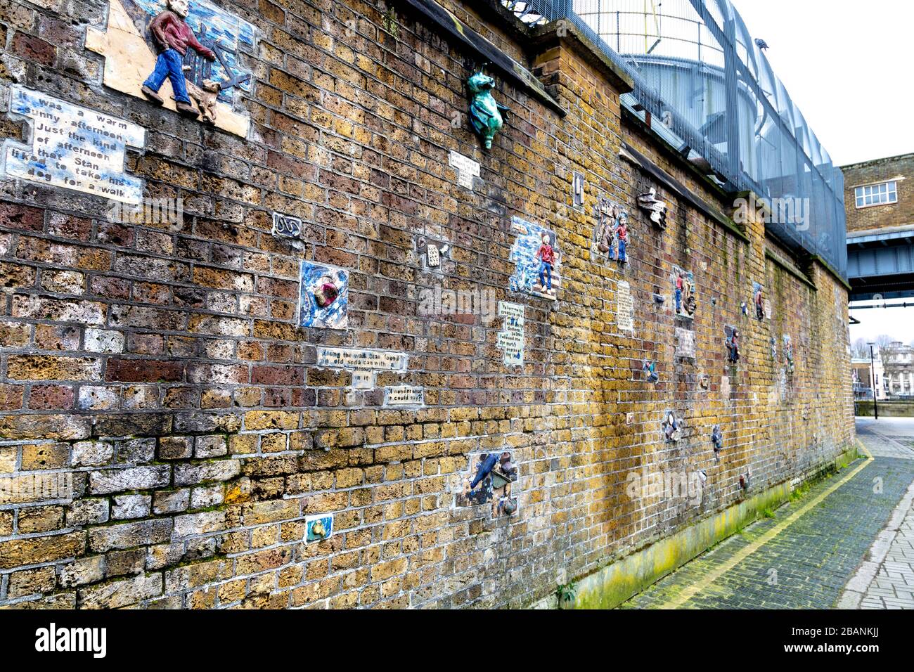 "A Thames tale" Wall art di Amanda Hinge a Greenwich on the Thames Path, Londra, Regno Unito Foto Stock
