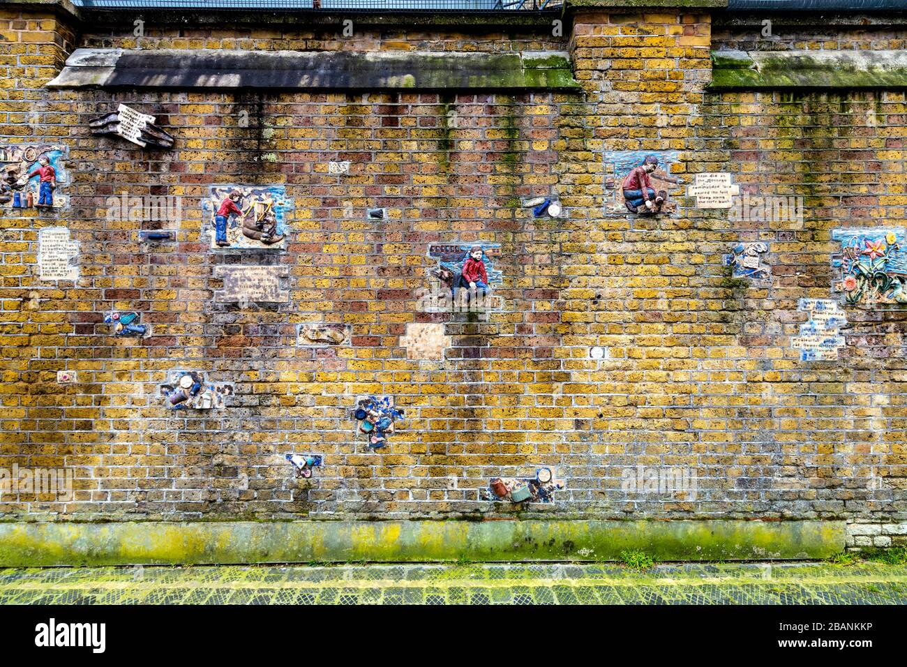 "A Thames tale" Wall art di Amanda Hinge a Greenwich on the Thames Path, Londra, Regno Unito Foto Stock