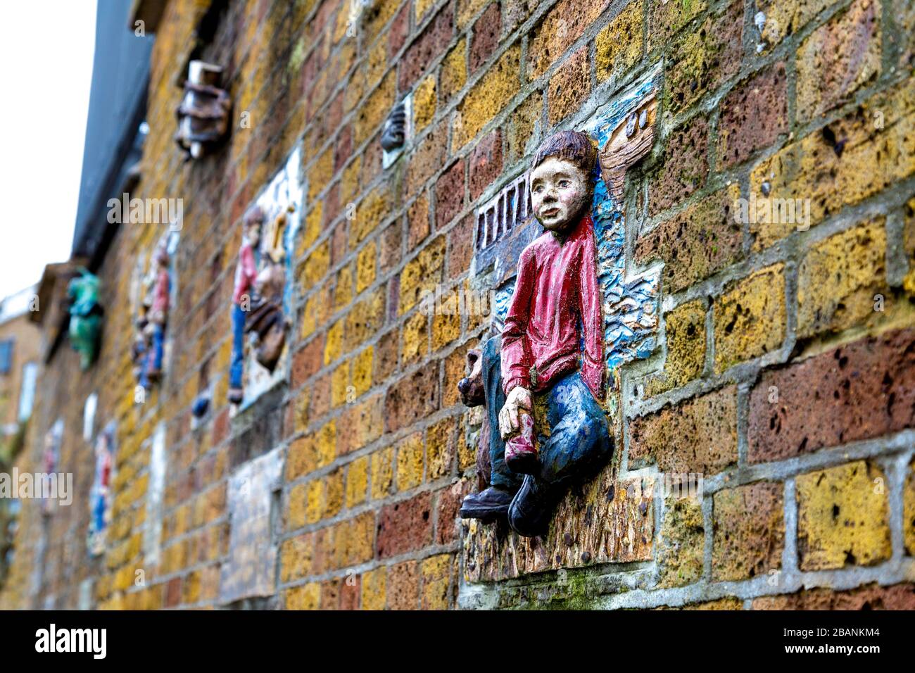 "A Thames tale" Wall art di Amanda Hinge a Greenwich on the Thames Path, Londra, Regno Unito Foto Stock