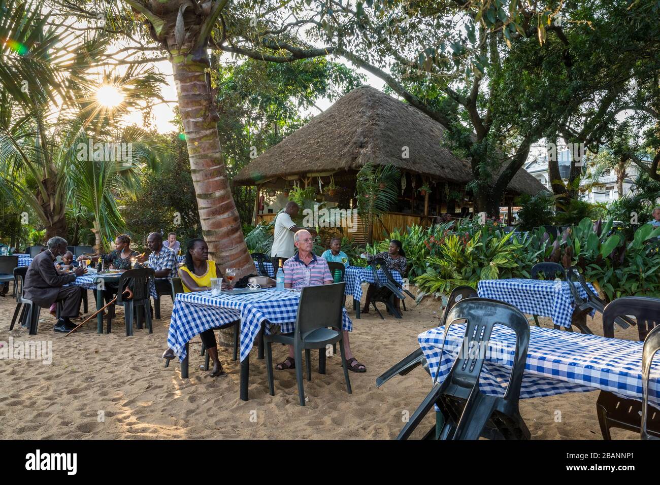 Tavoli sulla spiaggia presso la pizzeria Goretti a Entebbe, Uganda Foto Stock