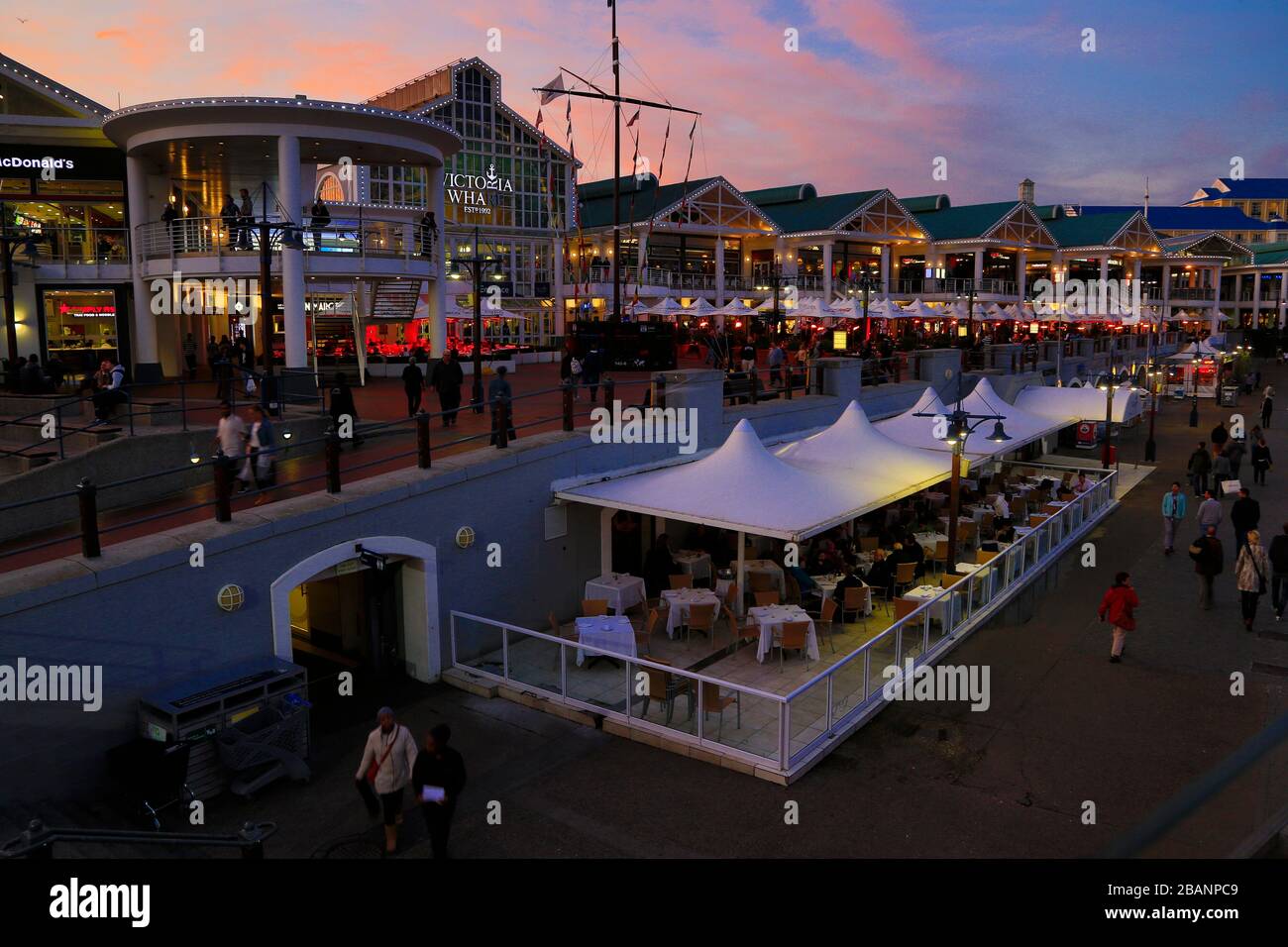 Victoria Wharf Shopping Centre al crepuscolo, Victoria & Alfred Viewfront, Capetown, Sud Africa Foto Stock