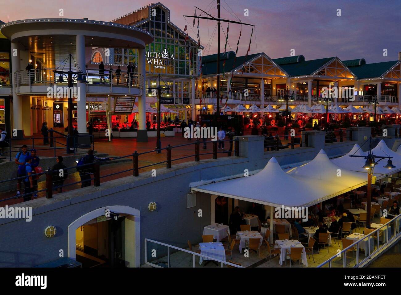 Victoria Wharf Shopping Centre al crepuscolo, Victoria & Alfred Viewfront, Capetown, Sud Africa Foto Stock