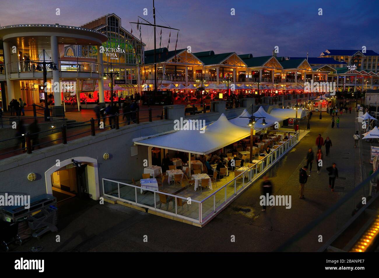 Victoria Wharf Shopping Centre al crepuscolo, Victoria & Alfred Viewfront, Capetown, Sud Africa Foto Stock