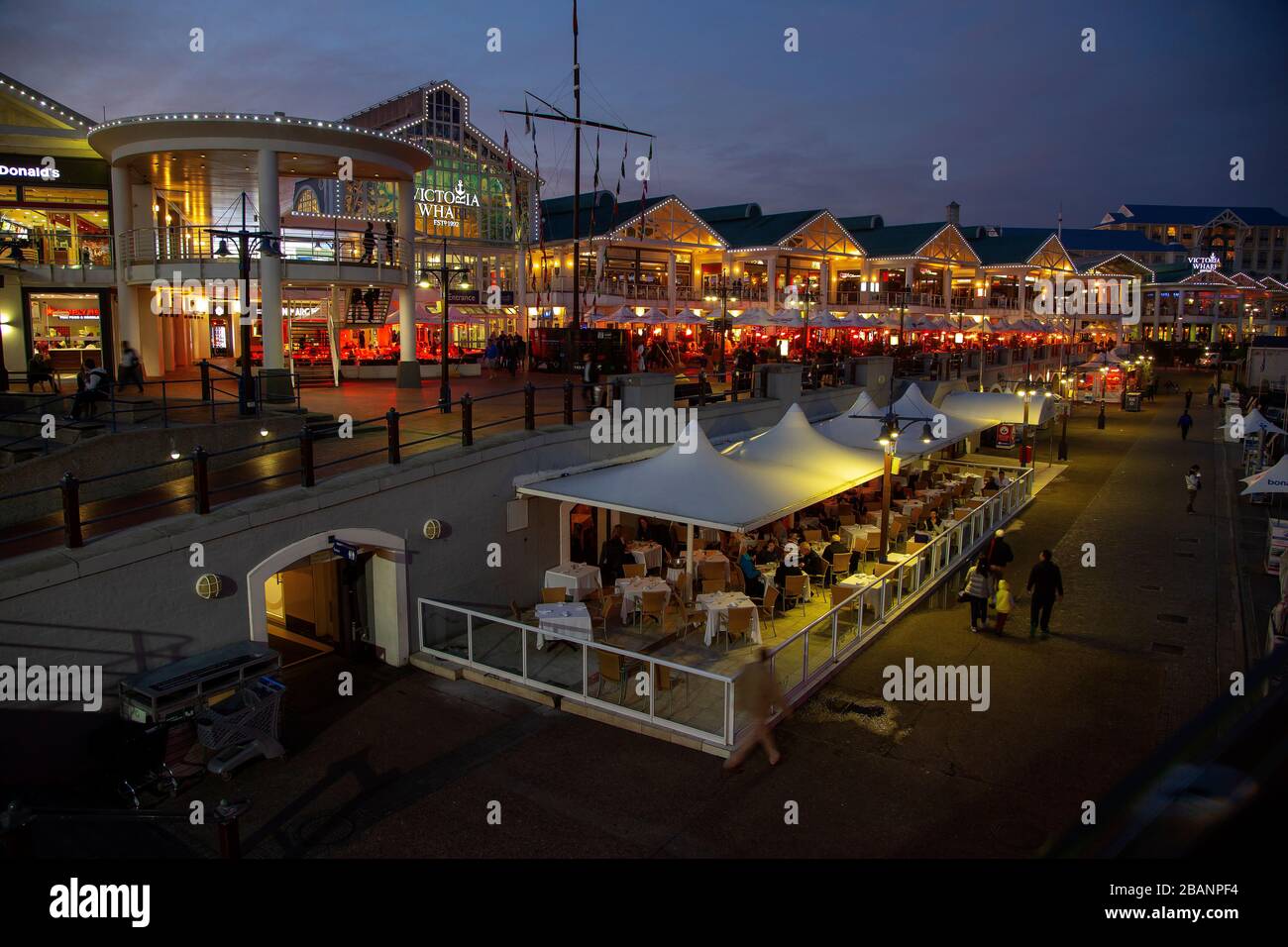 Victoria Wharf Shopping Centre al crepuscolo, Victoria & Alfred Viewfront, Capetown, Sud Africa Foto Stock