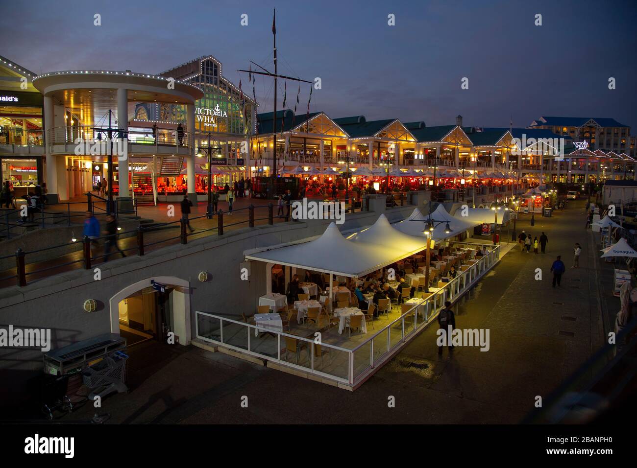 Victoria Wharf Shopping Centre al crepuscolo, Victoria & Alfred Viewfront, Capetown, Sud Africa Foto Stock
