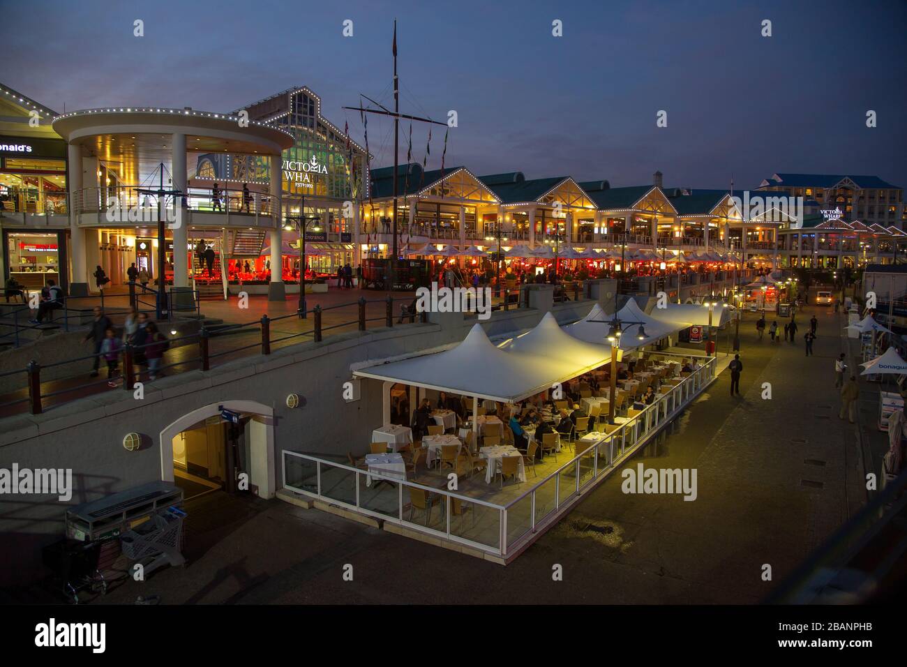 Victoria Wharf Shopping Centre al crepuscolo, Victoria & Alfred Viewfront, Capetown, Sud Africa Foto Stock