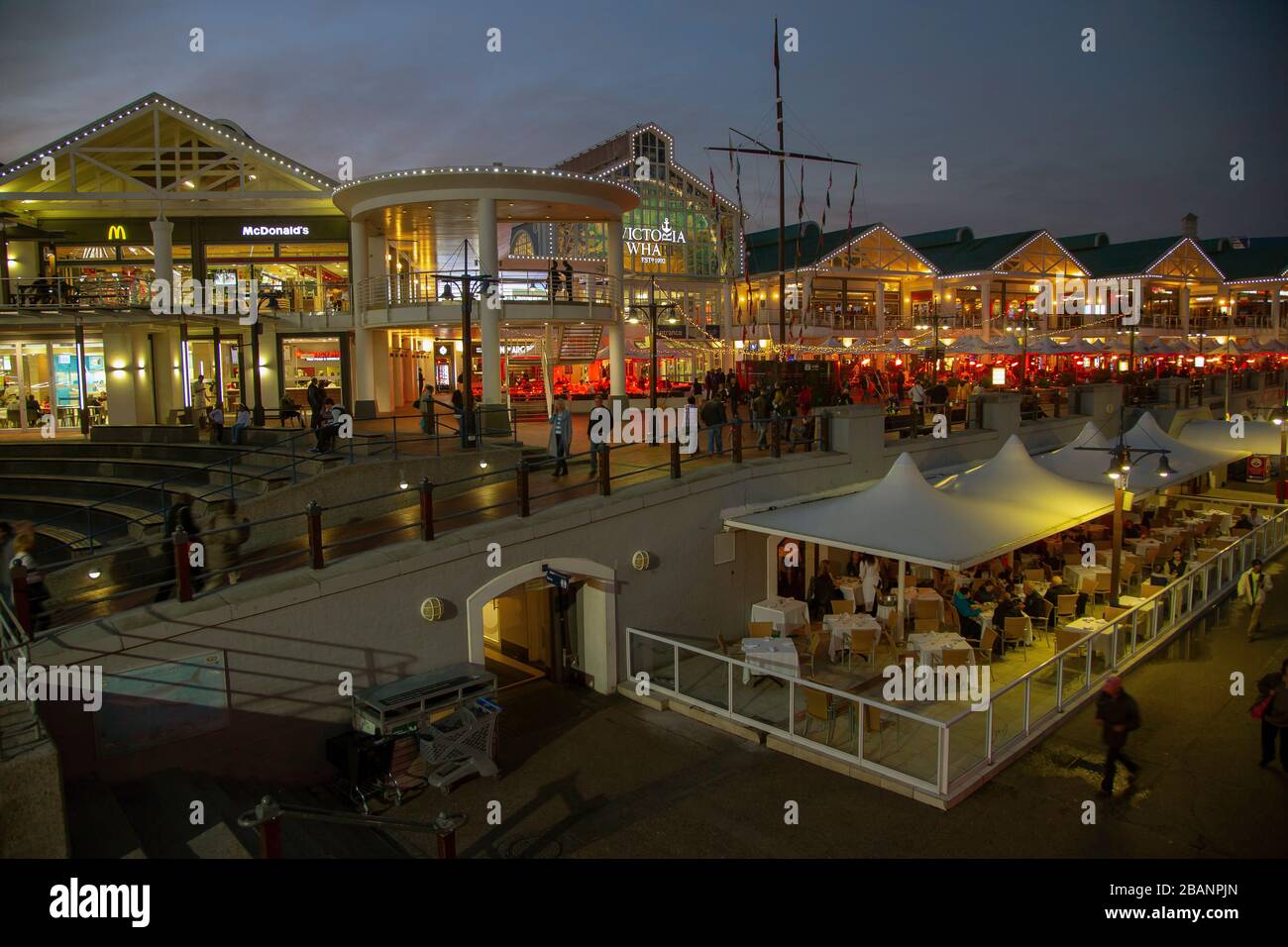 Victoria Wharf Shopping Centre al crepuscolo, Victoria & Alfred Viewfront, Capetown, Sud Africa Foto Stock