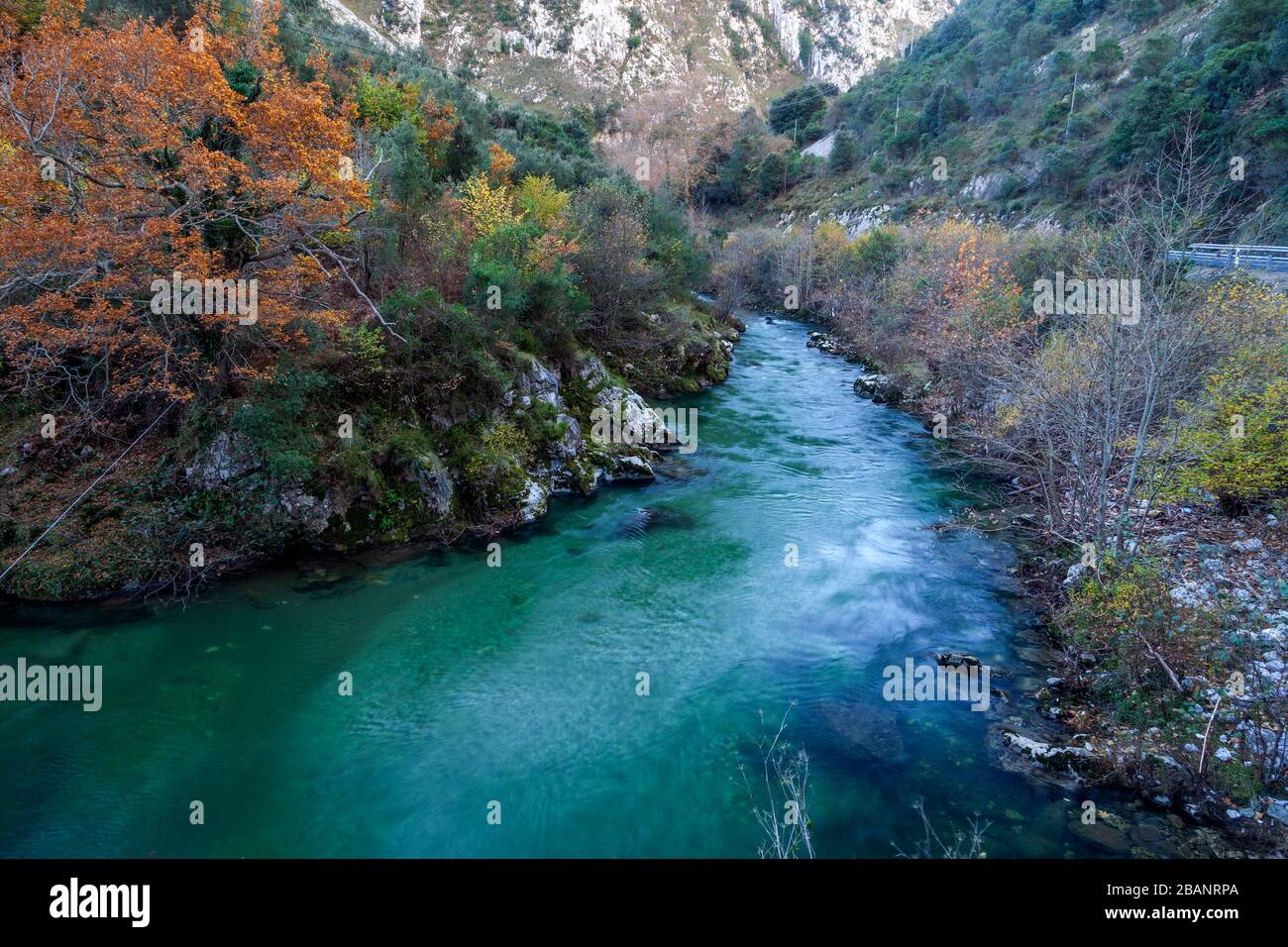 Il Río Cares Valley vicino a Arenas de Cabrales , Asturias, Spagna Nord, Europa Foto Stock