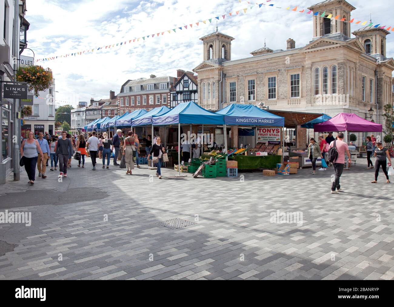 Il mercato quotidiano di Kingston prospera nelle stesse corsie utilizzate dal 1242. Foto Stock