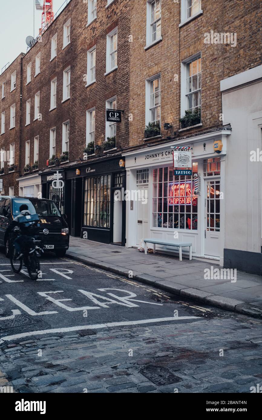 Londra, Regno Unito - 06 marzo 2020: Facciata del negozio di barbiere Johnnys Chop Shop a Soho, una famosa zona turistica di Londra con numerosi negozi e ristoranti, Foto Stock