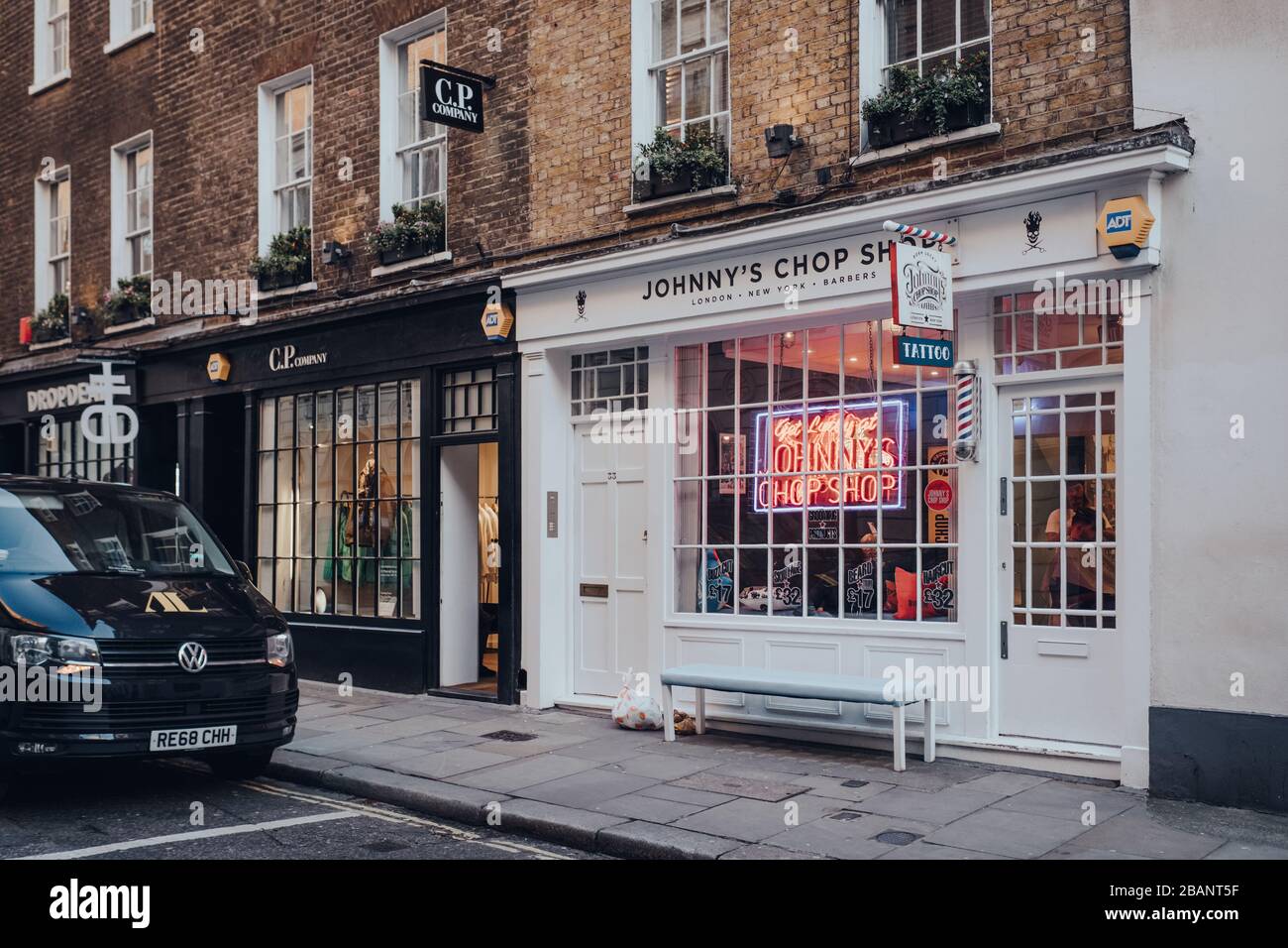 Londra, Regno Unito - 06 marzo 2020: Facciata del negozio di barbiere Johnnys Chop Shop a Soho, una famosa area turistica di Londra con numerosi negozi e ristoranti. Foto Stock