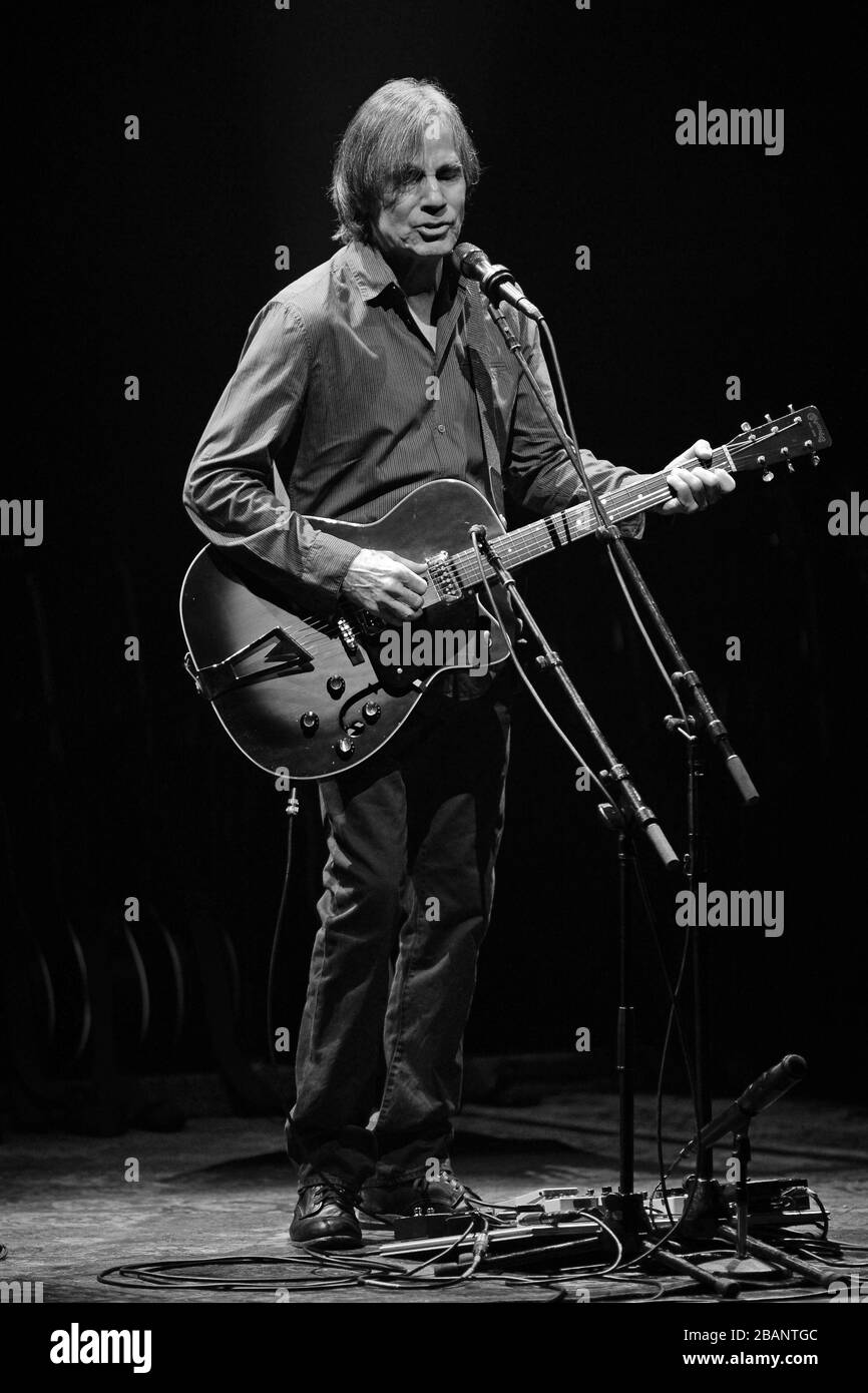 Savannah, Stati Uniti d'America. 14 Gennaio 2016. SAVANNAH GA - GENNAIO 14: Jackson Brown si esibisce al Johnny Mercer Theatre il 14 Gennaio 2016 a Savannah, Georgia People: Jackson Brown Credit: Storms Media Group/Alamy Live News Foto Stock