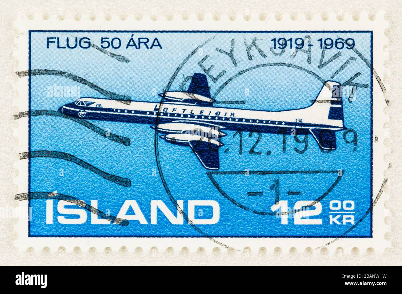 SEATTLE WASHINGTON - 28 marzo 2020: Primo piano del francobollo islandese con il jet in volo su sfondo blu con il contrassegno di posizione Reykjavik. Scott 411 Foto Stock