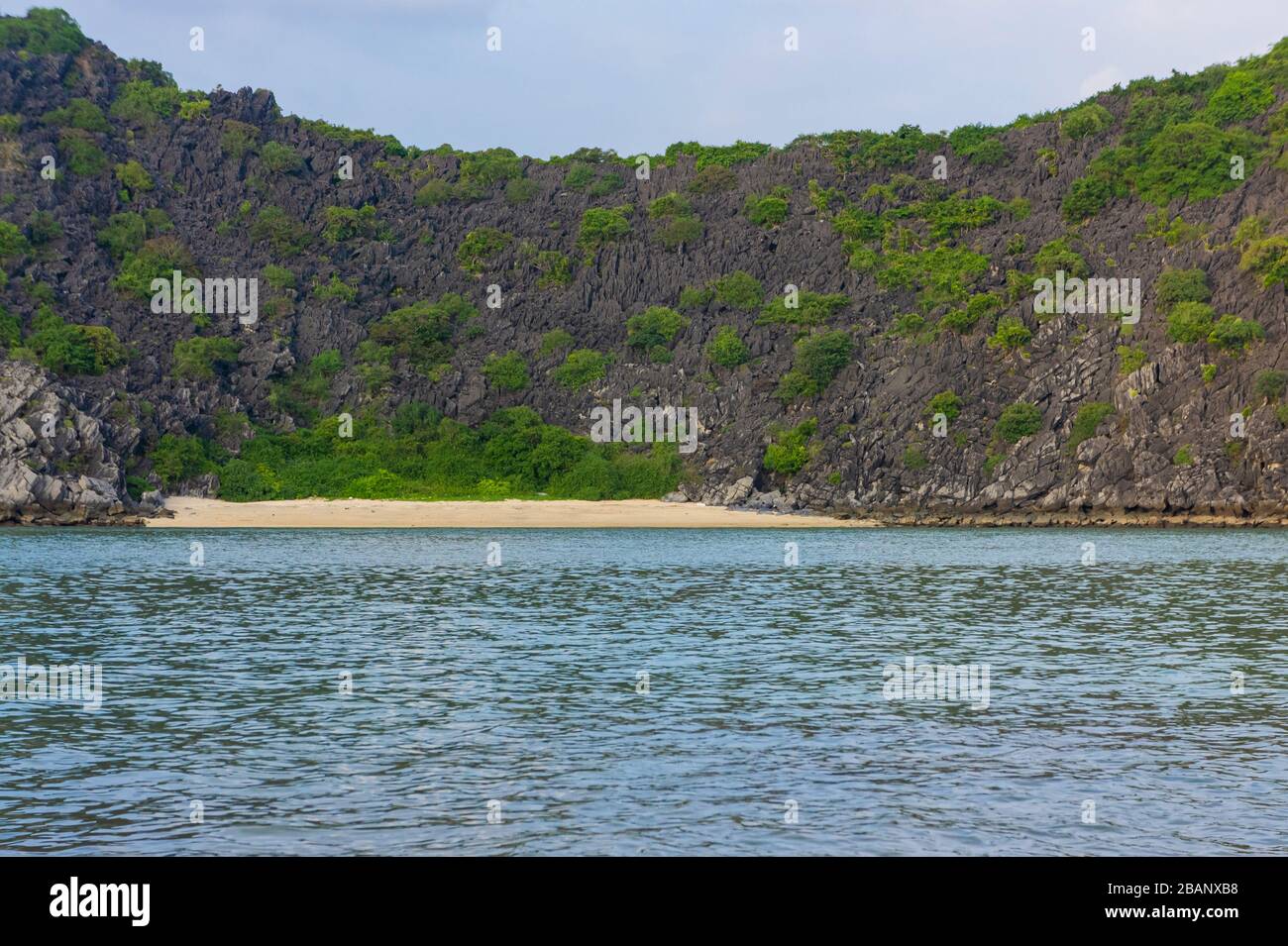 bellissima spiaggia deserta. Isola delle scimmie. Ha Long Bay in Vietnam Foto Stock