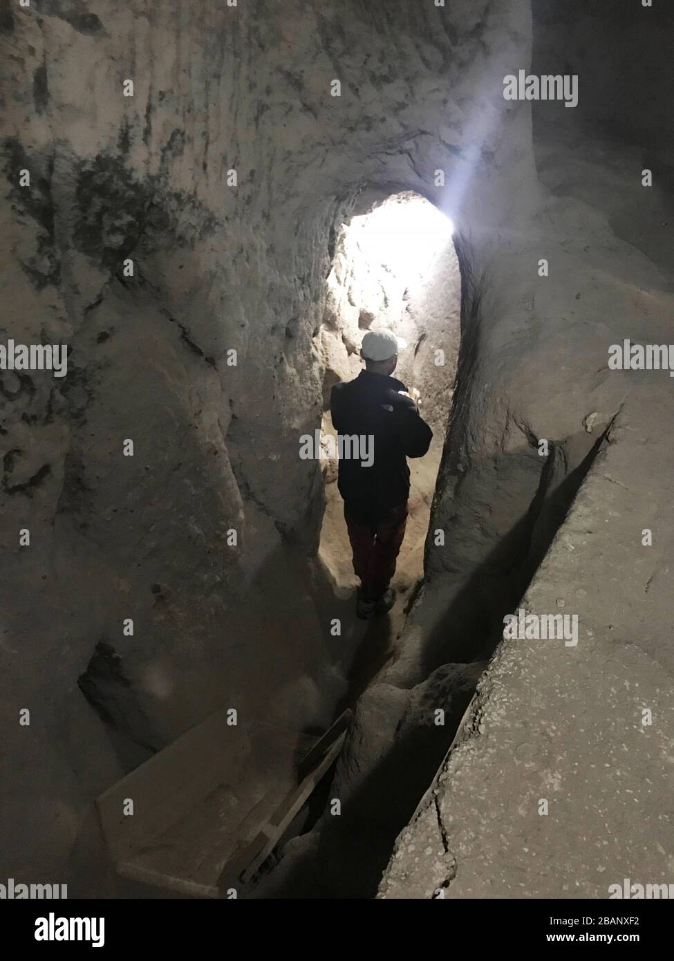 Passeggiata turistica alla Grotta del Monastero sotterraneo di Gumusler a Nigde, Turchia. Foto Stock