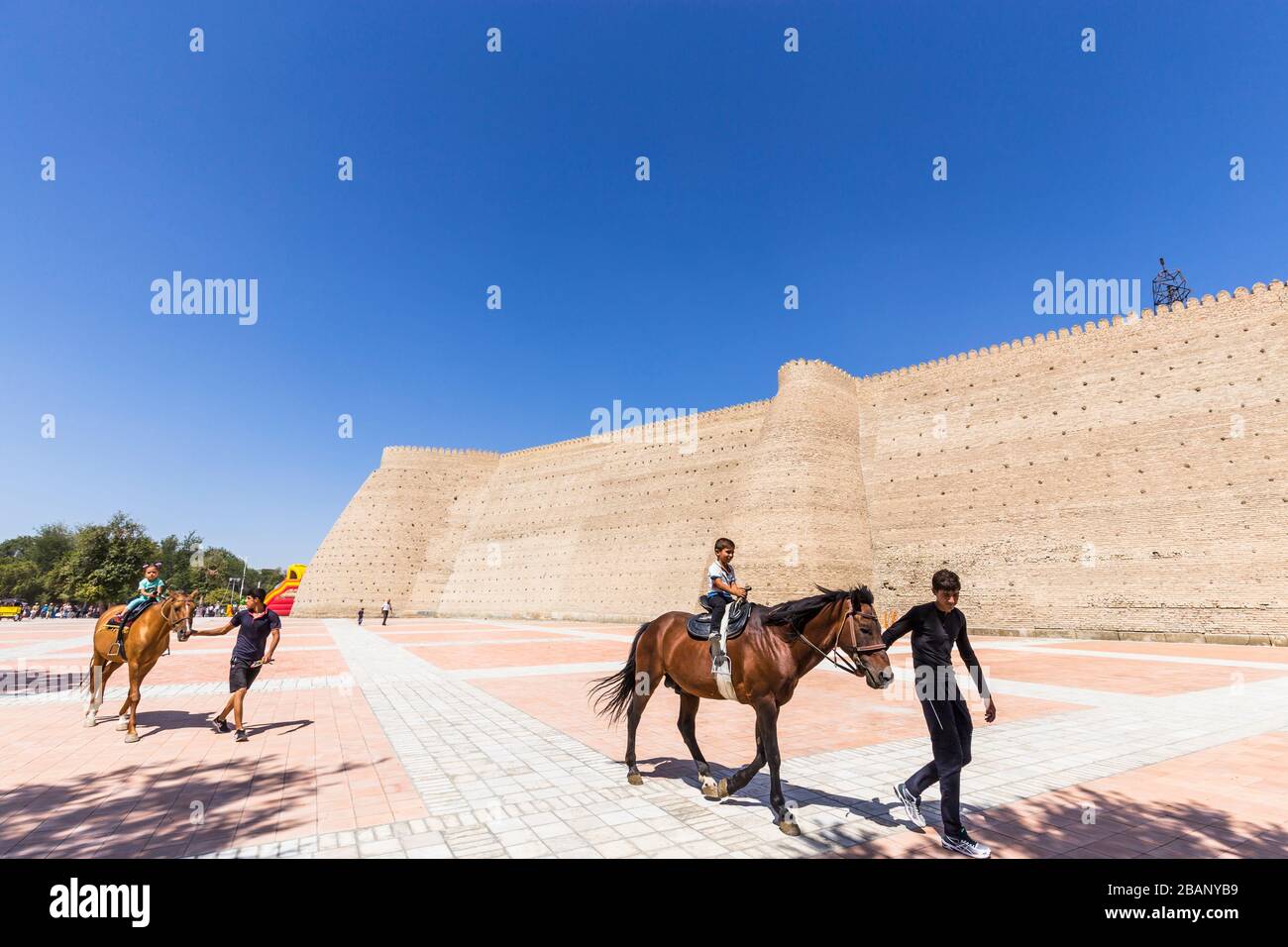 Equitazione per bambini, presso la fortezza di Ark, Bukhara, Buchara, Uzbekistan, Asia centrale, Asia Foto Stock