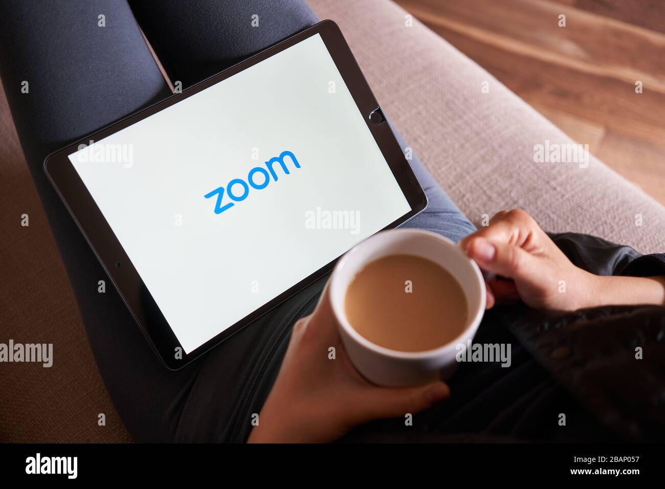 Portland, OR, USA - 28 Mar 2020: Una donna che utilizza l'app mobile Zoom per partecipare a una riunione dal suo iPad. Zoom è uno strumento di videoconferenza basato su cloud. Foto Stock