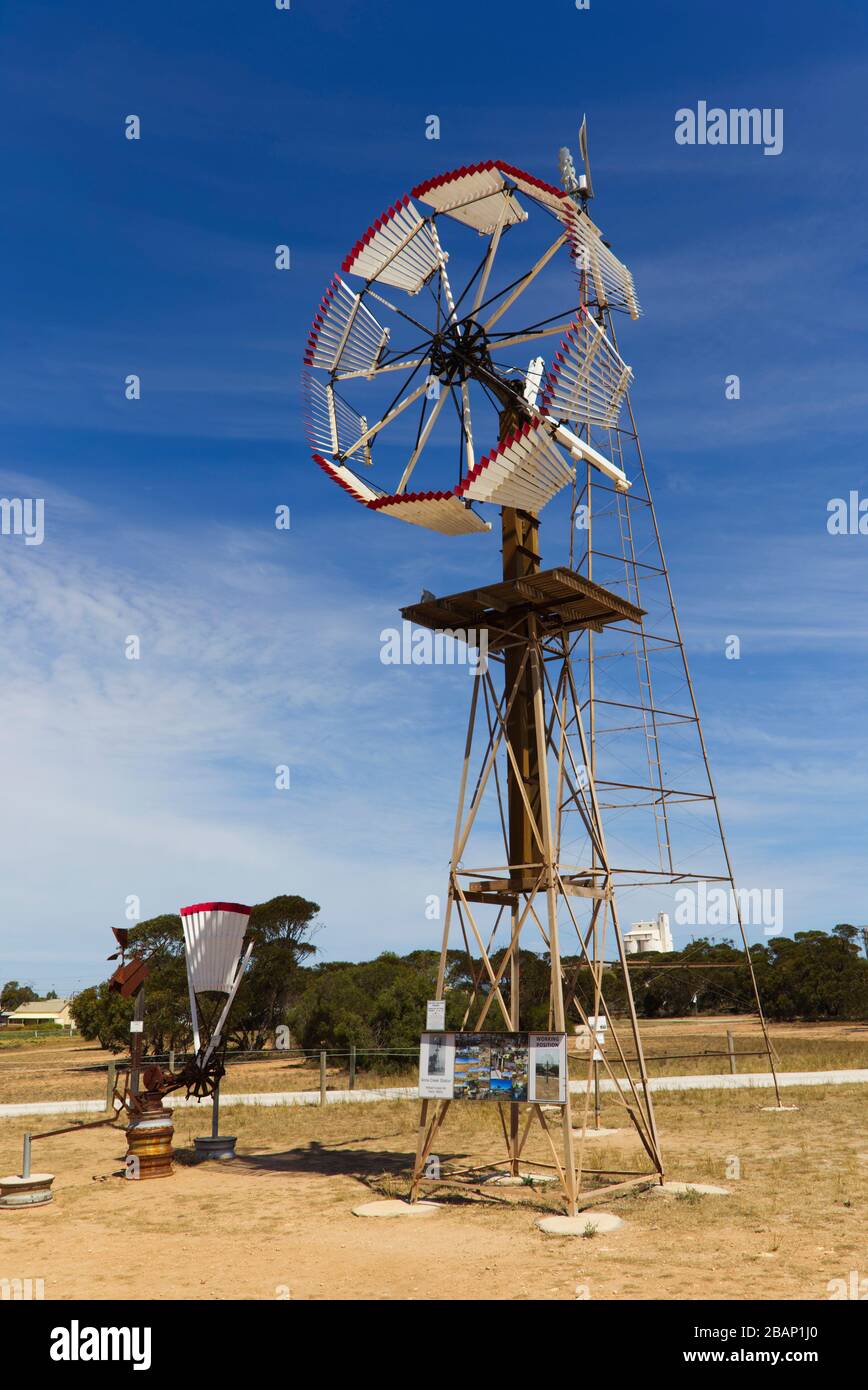 Ancora funzionante collezione di mulini a vento ora un museo a Penong South Australia Foto Stock