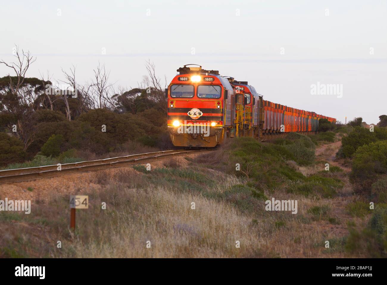 Treno merci che trasporta gesso che corre su una linea isolata da Kevin a Port Thevenard vicino Ceduna South Australia Foto Stock