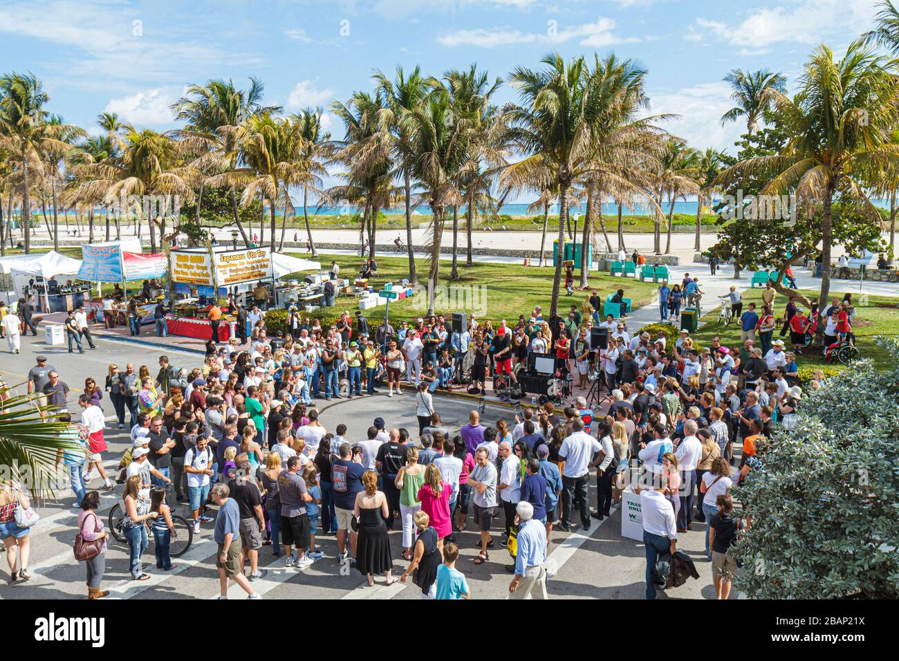 Miami Beach Florida, Ocean Drive, Art Deco Weekend, festival, fiera, artisti di strada, suggerimenti per gli autobus, pubblico, Lummus Park, FL110131013 Foto Stock