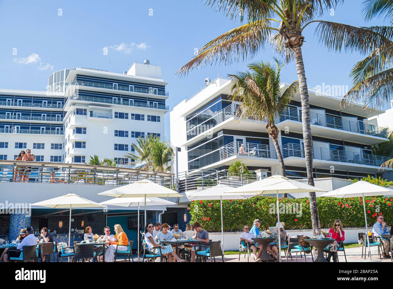 Miami Beach Florida,Ritz Carlton,hotel hotel hotel alloggio motel,al fresco marciapiede fuori tavoli all'aperto,ristoranti,ristoranti cibo d Foto Stock