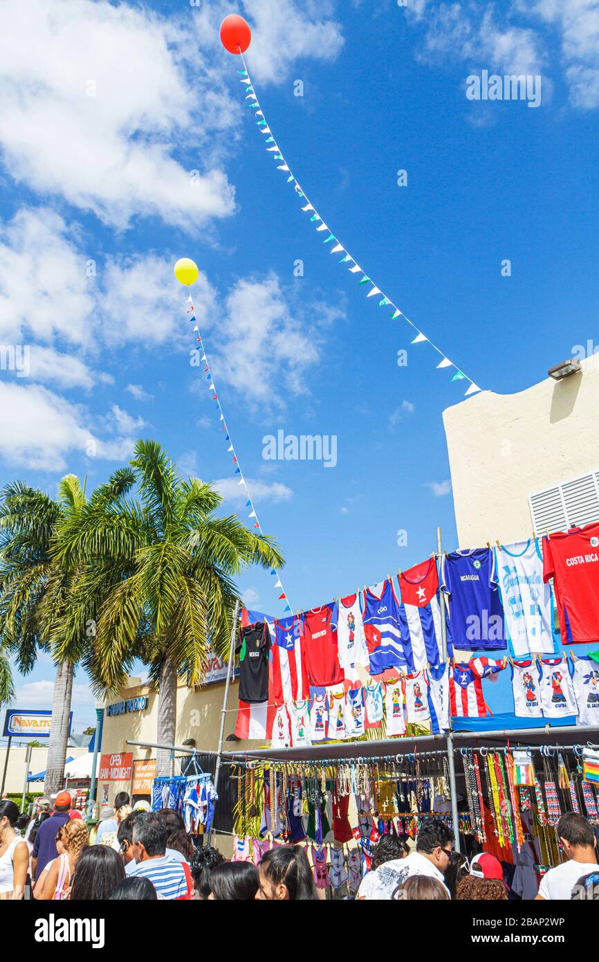 Miami Florida,Little Havana,Calle Ocho Street Festival,celebrazione ispanica,palloncini,souvenir magliette patriottiche,folla,FL110313018 Foto Stock