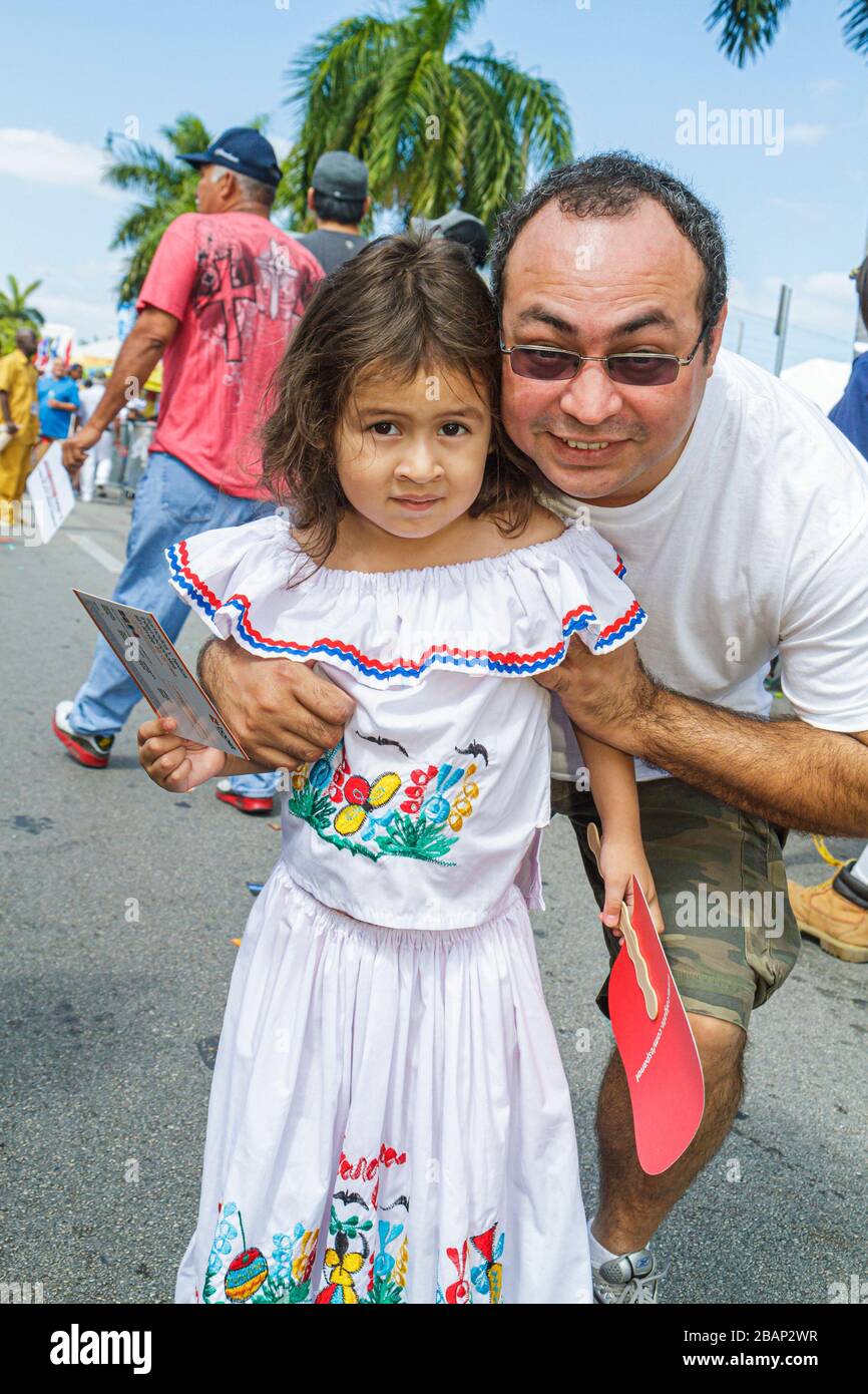 Miami Florida,Little Havana,Calle Ocho Street Festival,minoranza immigranti etnici latini ispanici,evento,celebrazione,ragazze,giovani Foto Stock