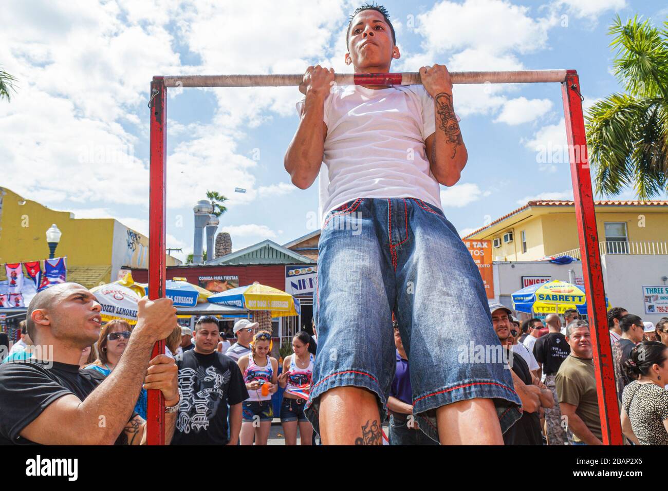 Miami Florida,Little Havana,Calle Ocho Street Festival,celebrazione ispanica,uomo uomini maschio adulti,mento su,forza,test,esame,concorso,folla,FL11031 Foto Stock
