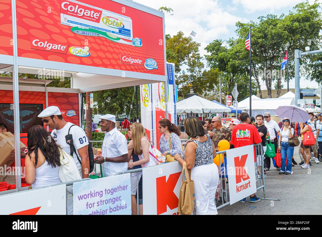 Miami Florida,Little Havana,Calle Ocho Street Festival,minoranza immigranti etnici ispanici latini,evento,celebrazione,adulta donna Foto Stock