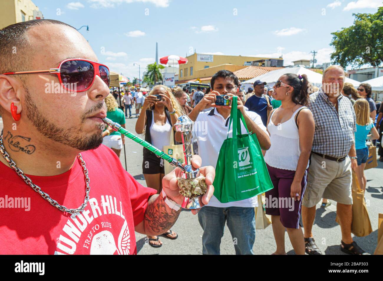 Miami Florida,Little Havana,Calle Ocho Street Festival,celebrazione ispanica,uomo uomini maschio adulti,hookah,pipe d'acqua,fumatori,FL110313050 Foto Stock