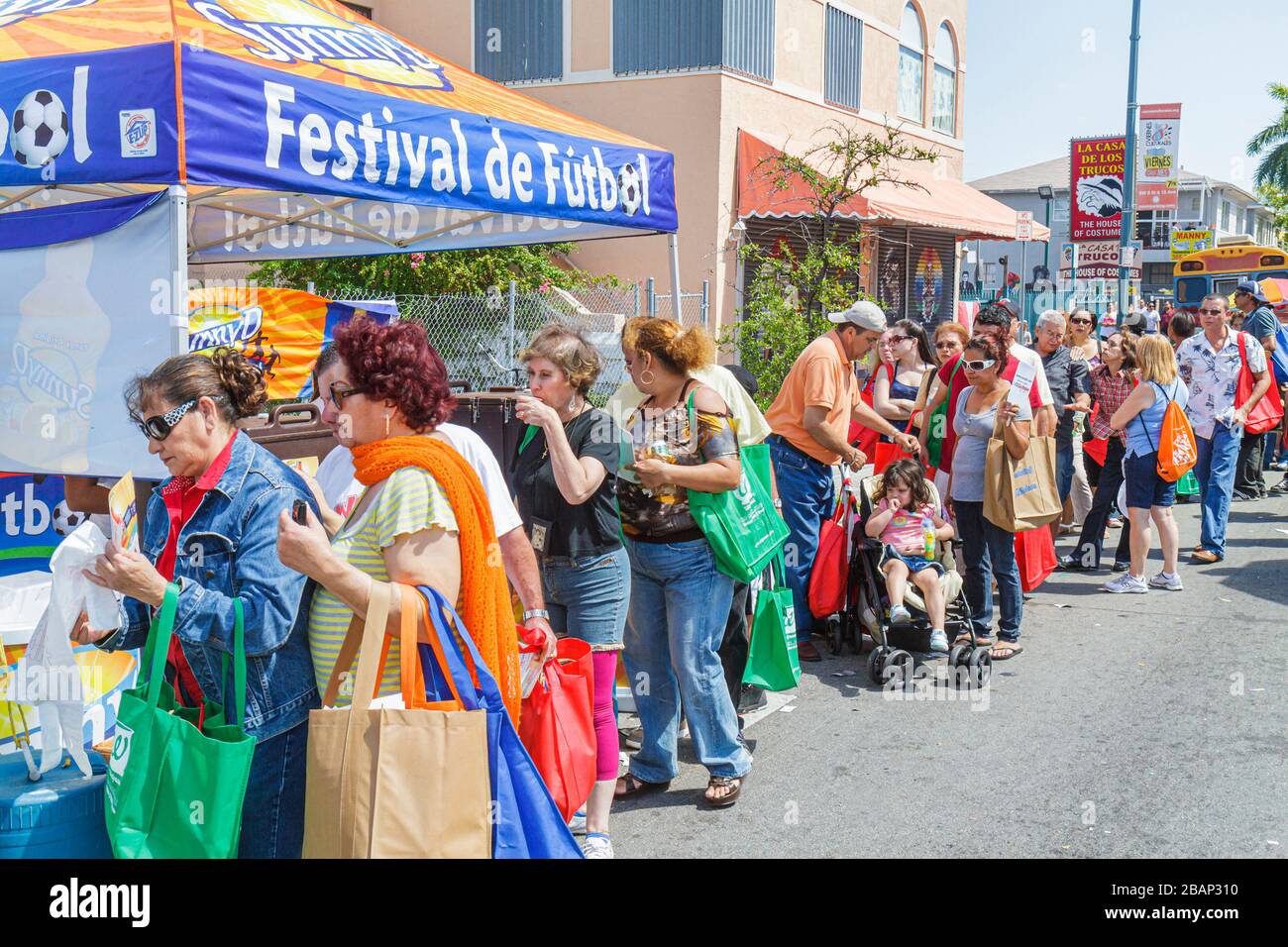 Miami Florida,Little Havana,Calle Ocho Street Festival,minoranza immigranti etnici latini ispanici,evento,celebrazione,campione gratuito Foto Stock