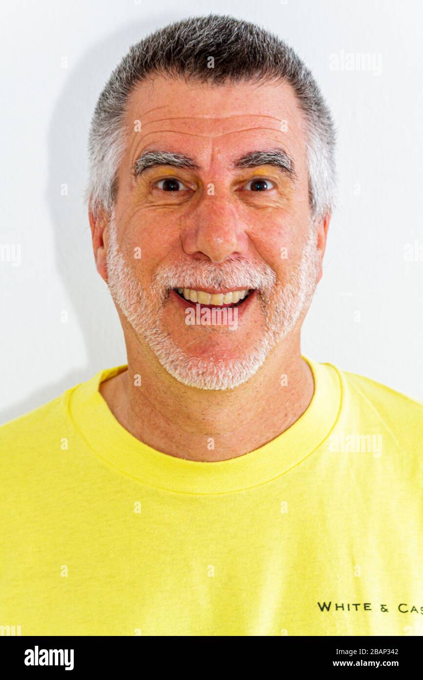 Miami Beach Florida, uomo di 60 anni uomo maschio adulto modello rilasciato passaporto foto testa colpo graffio capelli graying breve barba bianca baffi sorriso sorridente Foto Stock