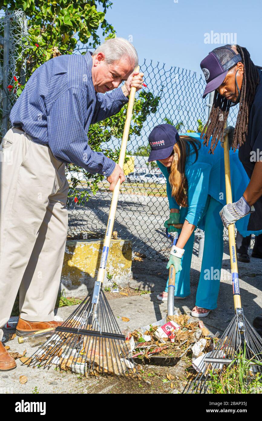 Miami Florida,Little Havana,comunità clean up,volontari volontari volontari lavoratori del lavoro lavoratori del lavoro,lavoro di squadra che lavorano insieme servendo aiuto prestito,lui Foto Stock