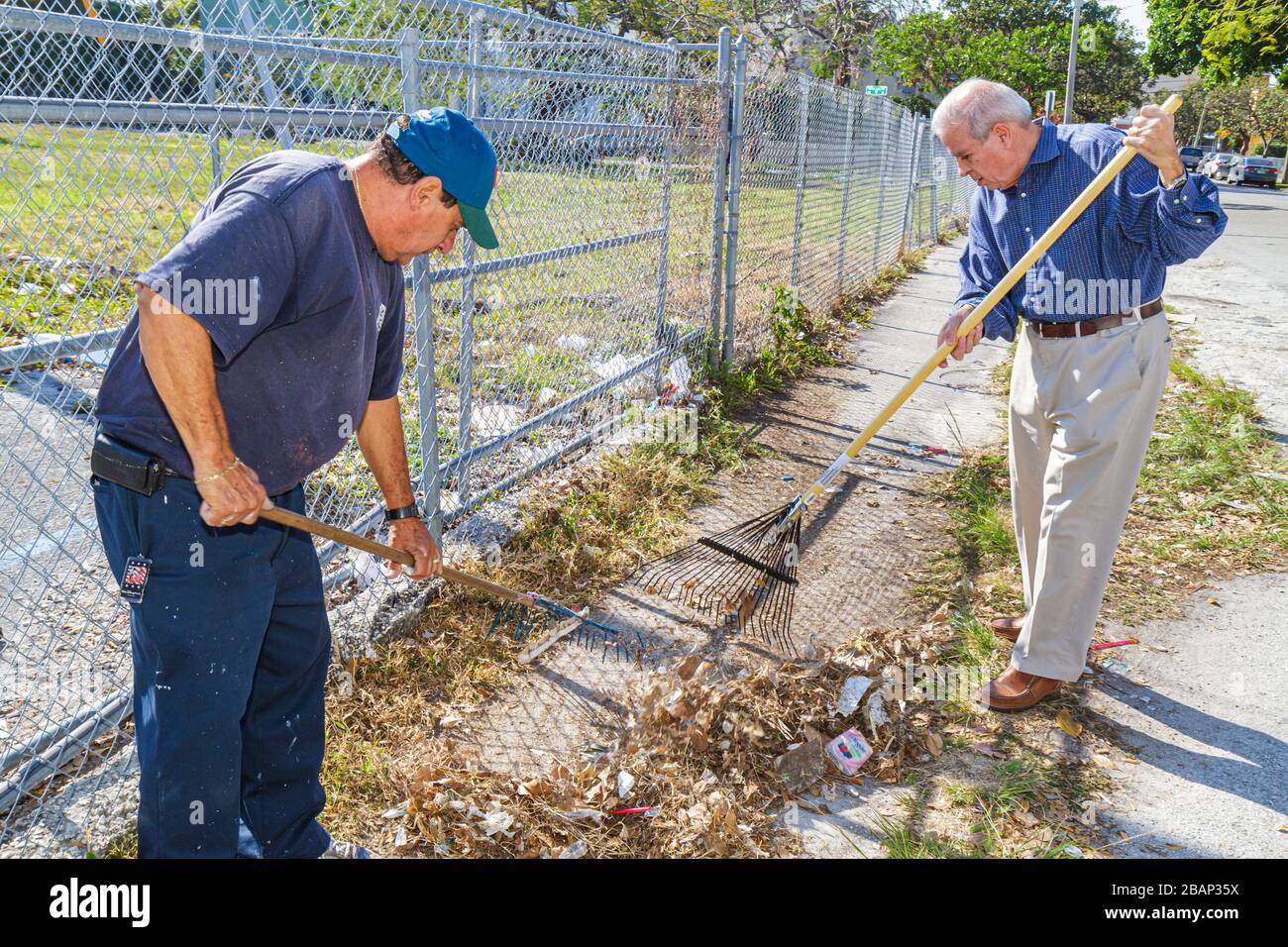 Miami Florida,Little Havana,comunità clean up,volontari volontari volontari lavoratori del lavoro lavoratori del lavoro,lavoro di squadra che lavorano insieme servendo aiuto prestito,lui Foto Stock