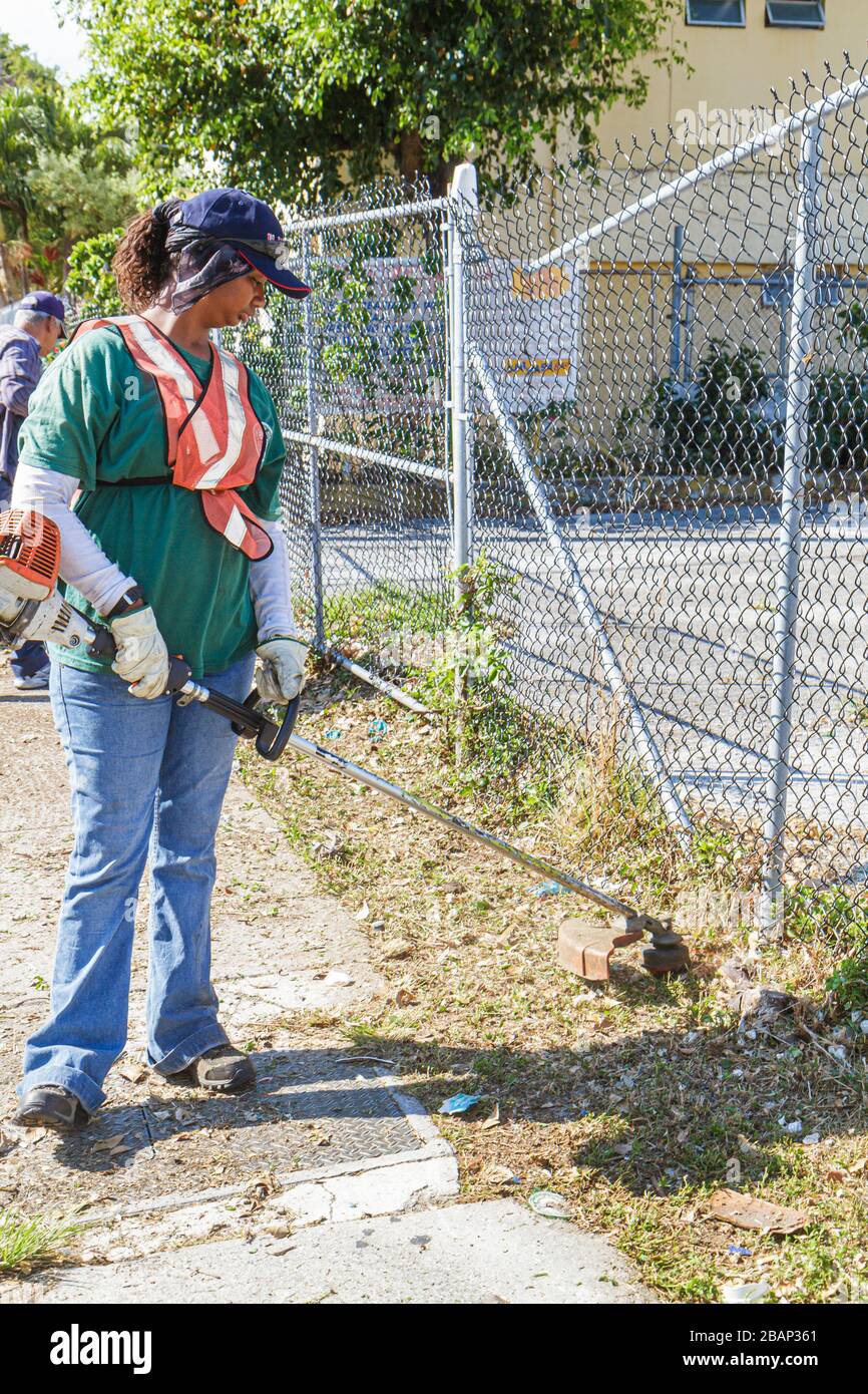 Miami Florida,Little Havana,comunità clean up,volontari volontari volontari lavoratori del lavoro lavoratori del lavoro,lavoro di squadra che lavorano insieme servendo aiuto prestito,lui Foto Stock