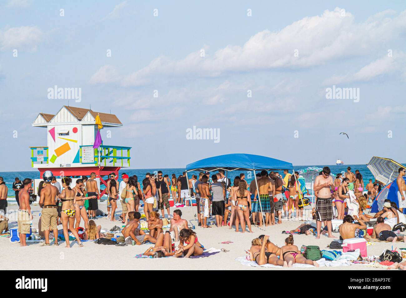 Miami Beach Florida, pausa primaverile, studenti adolescenti adolescenti adolescenti adulti, uomo uomini maschio, uomini, donna donne donne, sole, Oceano Atlantico, wa Foto Stock