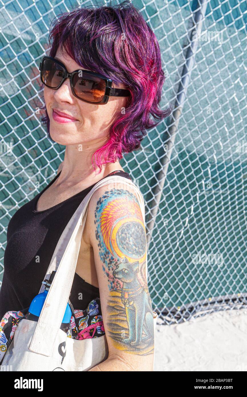 Miami Beach Florida,Spring break,Funkshion Fashion Week,donna donna donna donna,tatuaggio,capelli colorati viola,FL110331104 Foto Stock