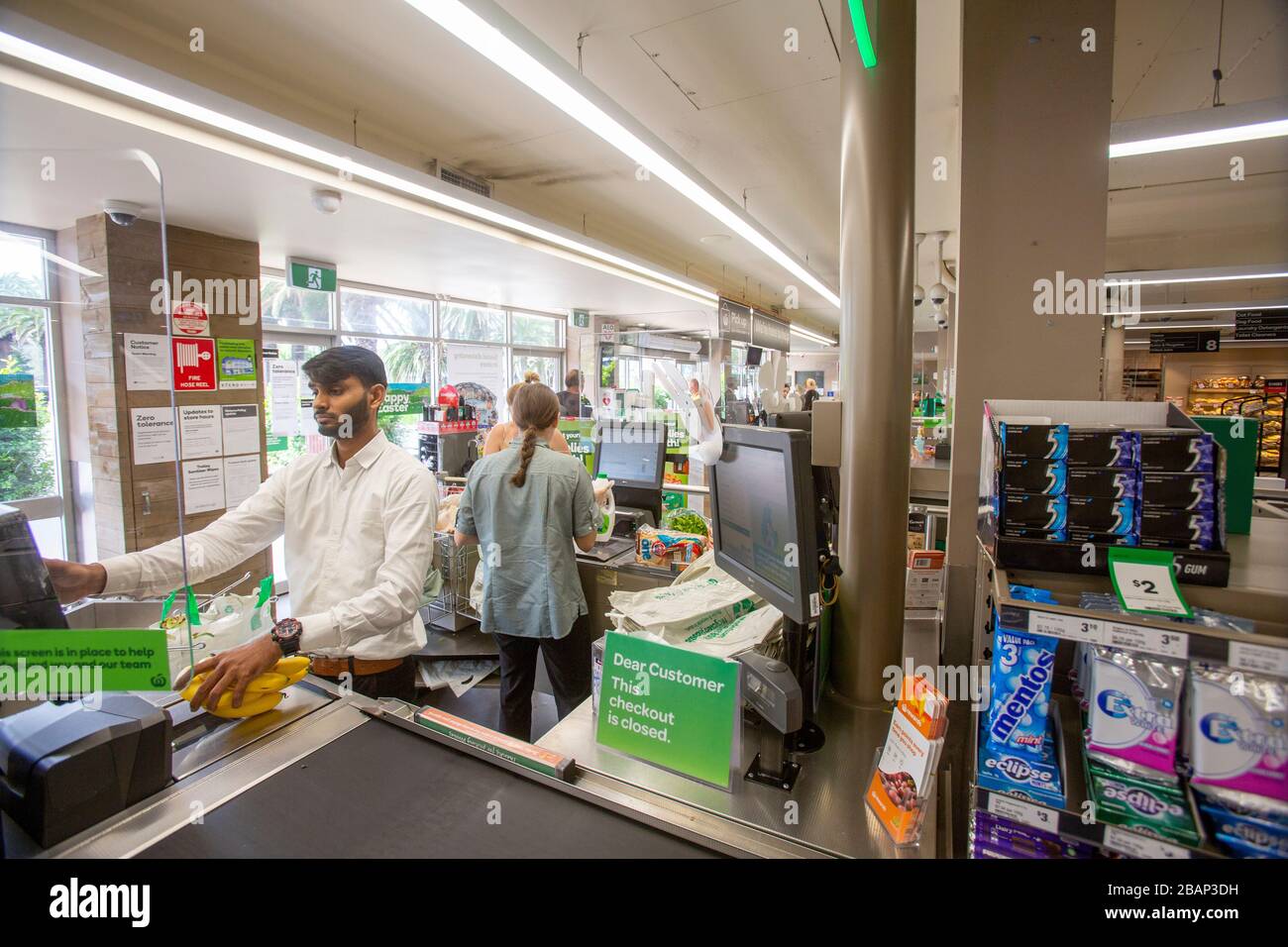 Woolworths supermercati sta installando l'installazione di schermi di protezione a checkout a livello nazionale per proteggere il suo personale dal Coronavirus. Foto Stock