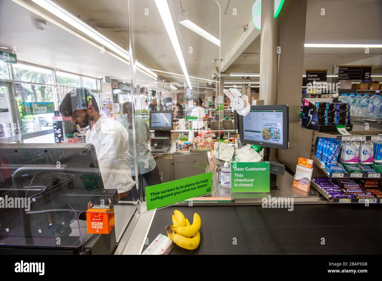 Woolworths supermercati sta installando l'installazione di schermi di protezione a checkout a livello nazionale per proteggere il suo personale dal Coronavirus. Foto Stock
