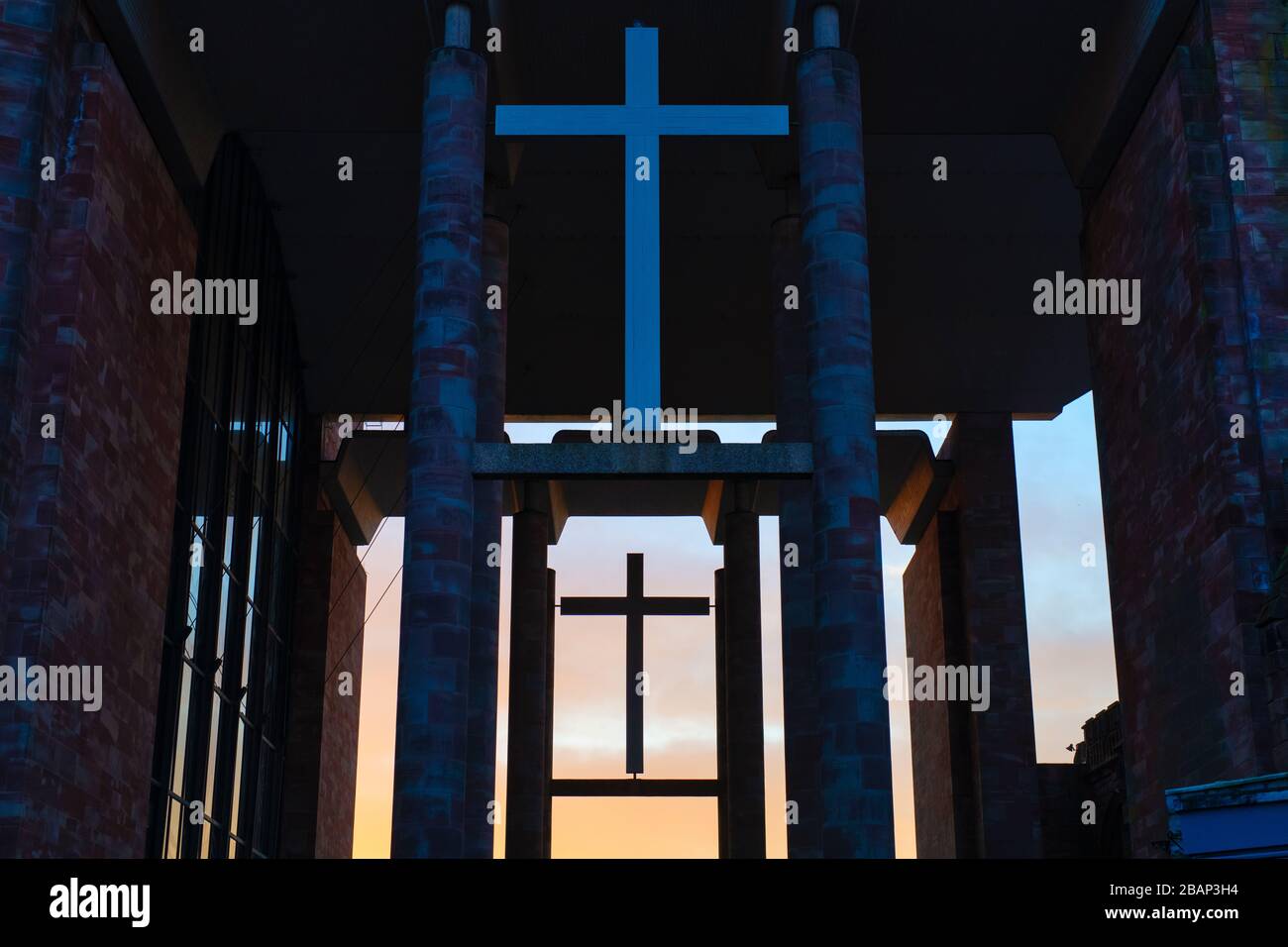 Attraversa la moderna cattedrale di Coventry all'alba in primavera. Coventry, West Midlands, Inghilterra Foto Stock