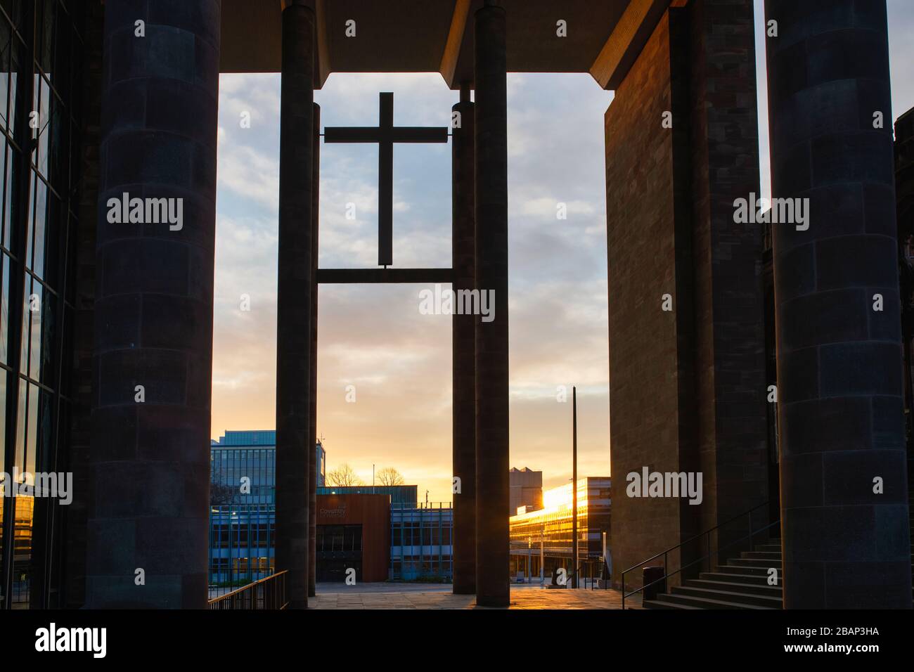 Attraversa la moderna cattedrale di Coventry all'alba in primavera. Coventry, West Midlands, Inghilterra Foto Stock