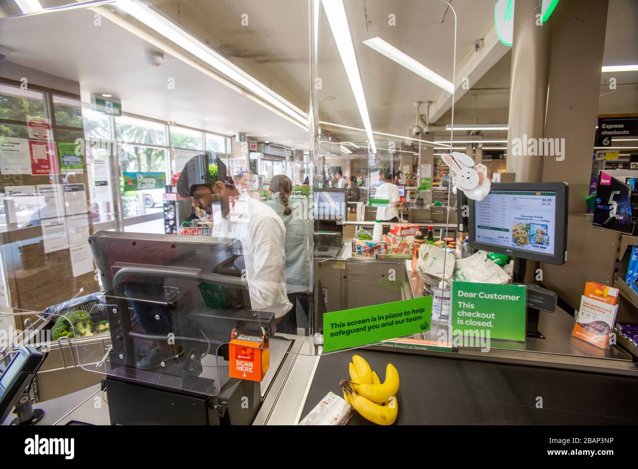 Woolworths supermercati sta installando l'installazione di schermi di protezione a checkout a livello nazionale per proteggere il suo personale dal Coronavirus. Foto Stock