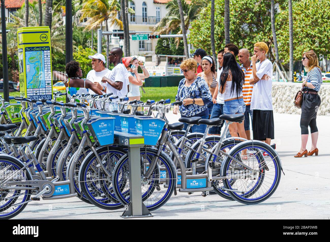 Miami Beach Florida, Lummus Park, DecoBike Citi Bike CitiBike, noleggio, noleggio, bicicletta, bicicletta, equitazione, ciclismo, rider, stand, stazione, Black man uomini maschio annuncio Foto Stock